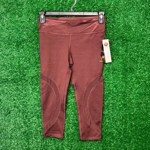 Dusty Rose Cropped Leggings with Curved Seams and Elastic Waistband